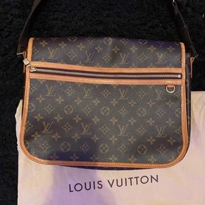 Brand new never worn Louis Vuitton messenger bag